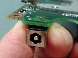 Mufe de alimentare defecte de pe un laptop