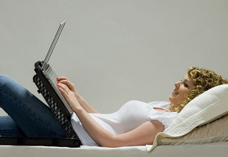 Folosirea laptopului in pat