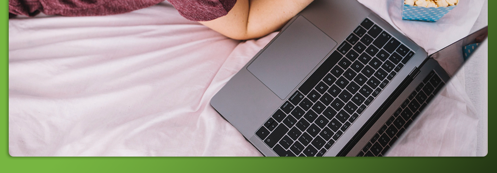 Este sigur să folosești laptopul în pat? Riscuri și soluții recomandate