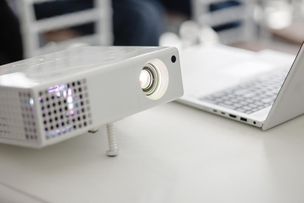 Cum sa conectezi un video proiector la un laptop