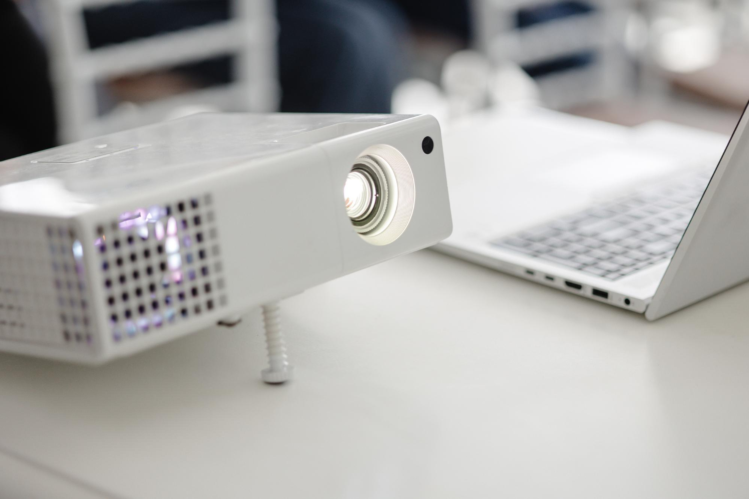 Cum sa conectezi un video proiector la un laptop