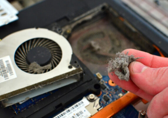 Curatare laptop profesionala, laptop cu praf, curatare laptop de praf si mentenanta