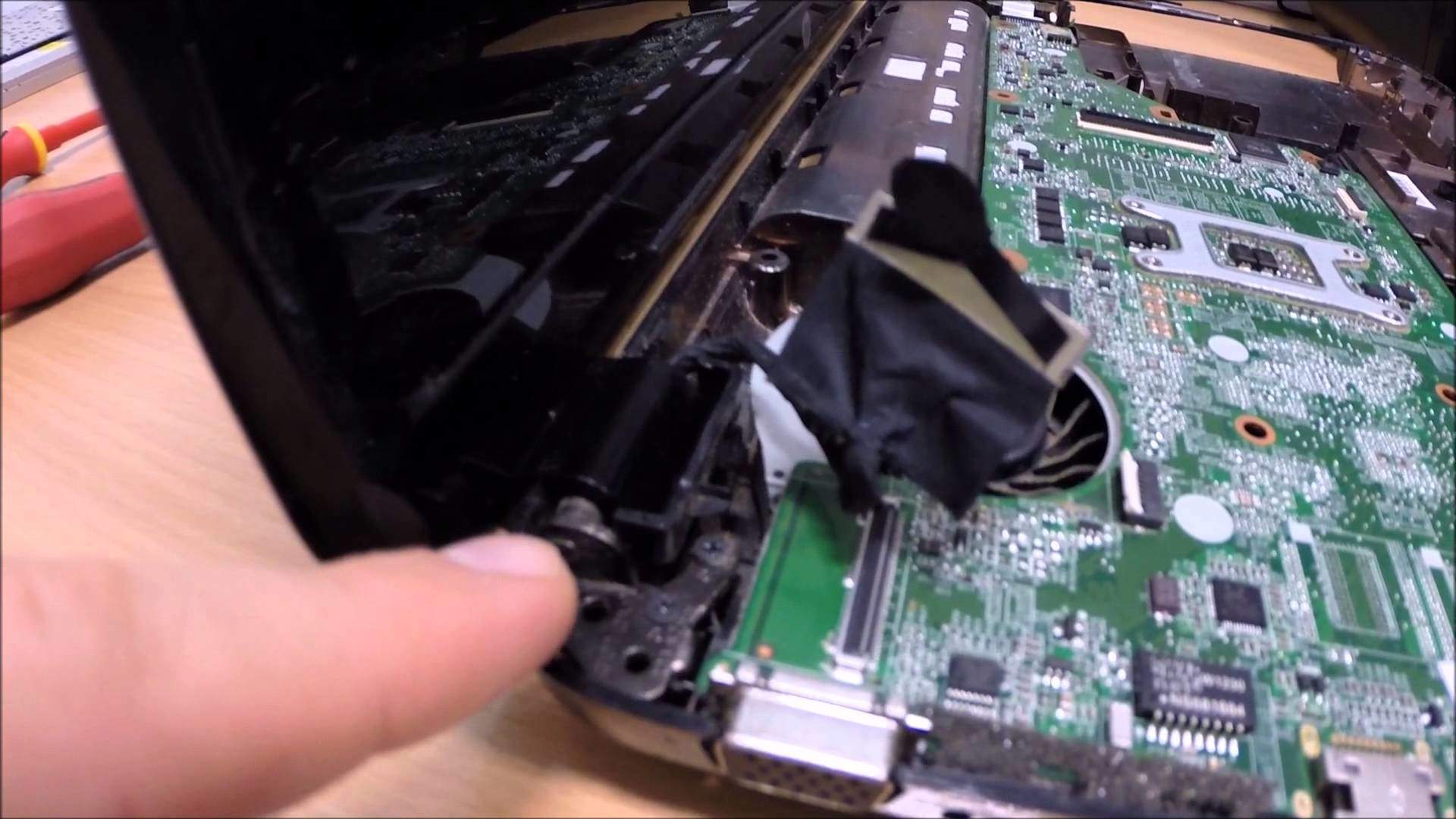 Reparatie balamale laptop sau inlocuire balamale laptop