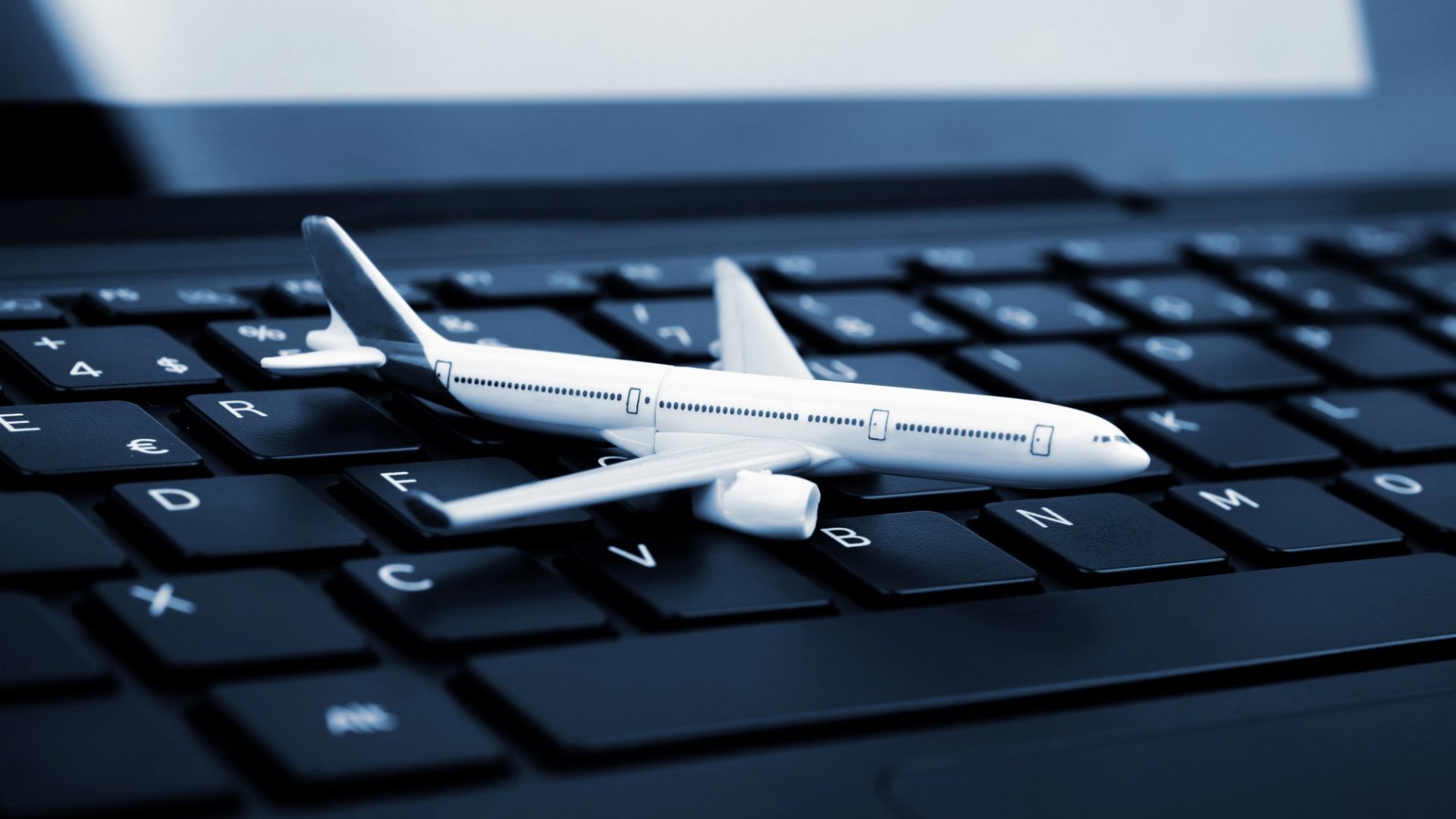 Laptop in avion: Ghid complet 2025 pentru transport, siguranță și reguli esențiale